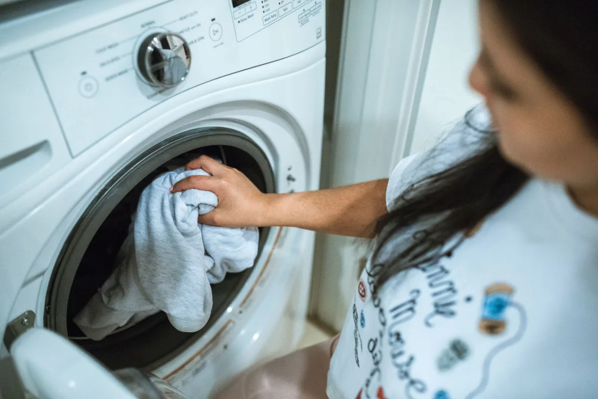 Single-dose laundry detergent pods in an open container